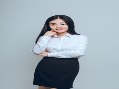 蔣娟：中學(xué)語(yǔ)文教師，貴州師范大學(xué)研究生，文學(xué)碩士，漢語(yǔ)言文字學(xué)專業(yè)，多次獲得專業(yè)獎(jiǎng)學(xué)金，并在重要期刊上發(fā)表多篇文章