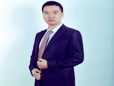 張敬波：學(xué)生發(fā)展中心主任，高級(jí)教師，重慶市優(yōu)秀德育工作者，重慶市培訓(xùn)師，長(zhǎng)壽區(qū)小學(xué)語(yǔ)文骨干教師，榮獲長(zhǎng)壽區(qū)小學(xué)語(yǔ)文優(yōu)質(zhì)課一等獎(jiǎng)多次