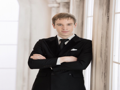 Joe Lubojanski , 畢業(yè)于英國(guó)西部大學(xué)，獲得商業(yè)研究和經(jīng)濟(jì)學(xué)學(xué)士學(xué)位。后畢業(yè)于諾丁漢大學(xué)，獲得教育研究生證書(shū)和教育管理碩士學(xué)位。在留學(xué)部擔(dān)任經(jīng)濟(jì)學(xué)和英語(yǔ)老師。在重慶任教7年。曾擁有高級(jí)教師和學(xué)術(shù)主任等職務(wù)。喜歡運(yùn)動(dòng)和環(huán)游世界。