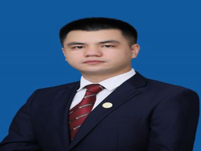 榮元長(zhǎng)中學(xué)地理教師，畢業(yè)于西南大學(xué)，曾在成都金堂實(shí)驗(yàn)中學(xué)工作三年，從事高中地理教學(xué)工作。獲得成都市教師微課大賽二等獎(jiǎng)，所教高中畢業(yè)班成績(jī)優(yōu)異。后就職于深圳，期間外派東南亞兩年，擔(dān)任參加全國(guó)聯(lián)考的華僑生、港澳臺(tái)學(xué)生地理教學(xué)工作，所負(fù)責(zé)項(xiàng)目組連續(xù)四學(xué)期零投訴。 