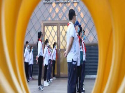 一米之外—— 隔離病毒，不隔離愛