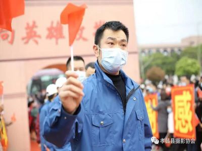 榜樣的力量2：逆行“請戰(zhàn)”湖北，妻子為他點贊！