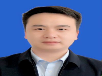 張蜀梁:35歲，中學(xué)一級(jí)教師大學(xué)本科，帶過(guò)九屆高三，成績(jī)優(yōu)異，性格活潑開朗，熱愛(ài)寫作。曾獲地市級(jí)先進(jìn)班主任、地市級(jí)優(yōu)質(zhì)課競(jìng)賽一等獎(jiǎng)、縣級(jí)高考先進(jìn)工作者