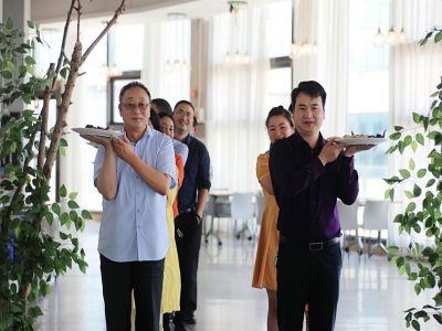 豪華的送餐隊伍，這絕對是個驚喜！